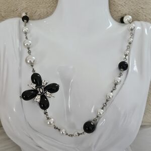Elegant Black and White Pearl Fashion Necklace